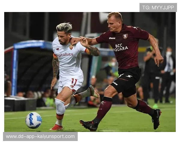 国际米兰年轻中场在训练中练习突破型直塞球的稳定性