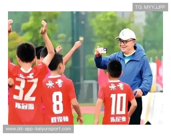 球星在训练营分享职业心态，青训小将受益良多